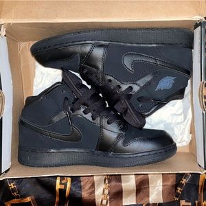 Black Jordan 1 Mids 🖤